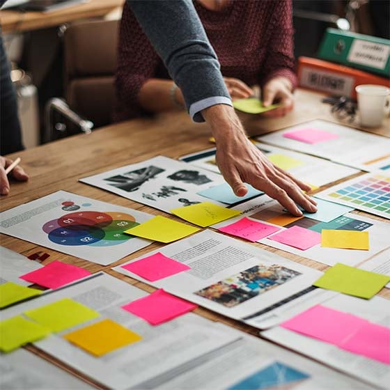 KI Workshop für Unternehmer. Unterlagen und Post-it auf Tisch