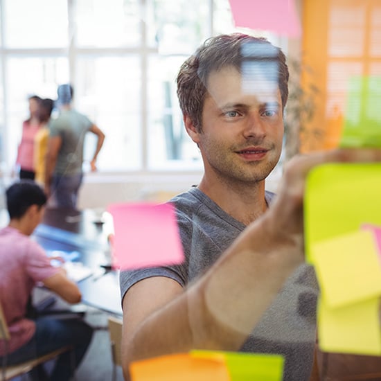 KI Workshop für die Geschäftsleitung. Board mit Notizen, GL im Hintergrund
